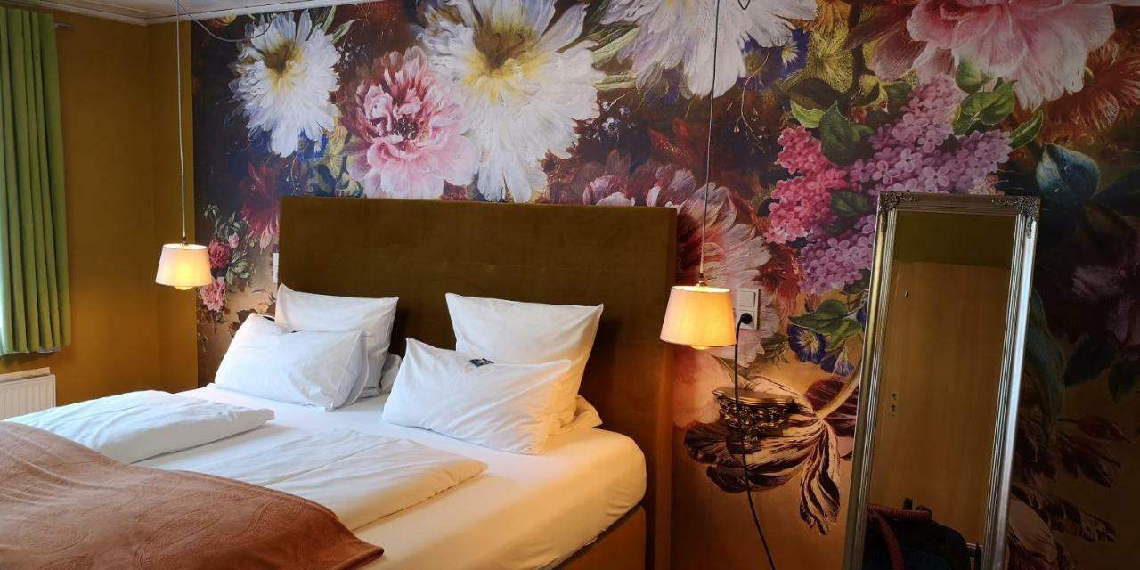 Zimmer mit Kingsize-Bett