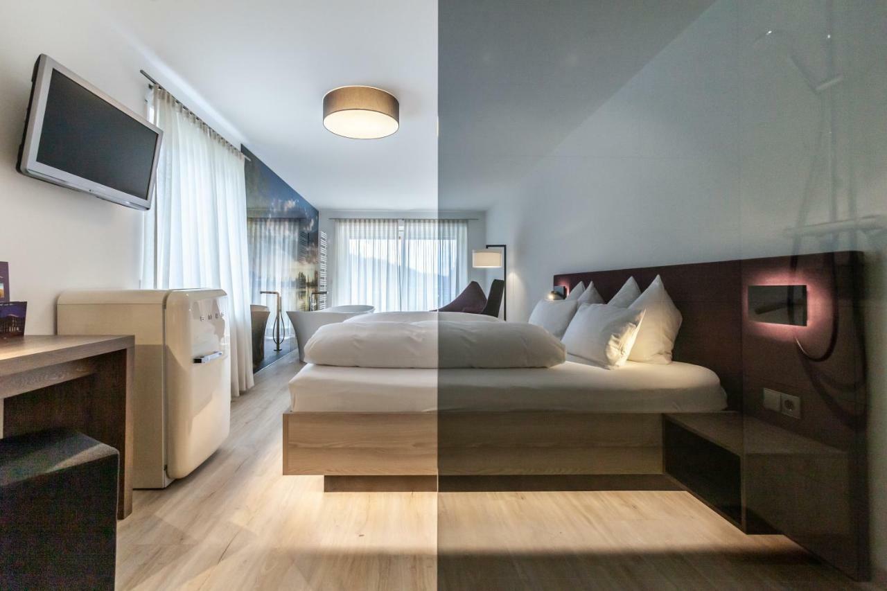 Zimmer mit Queensize-Bett und Balkon