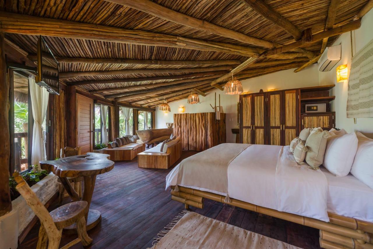 Suite estilo torre redonda con vistas al jardín y cama extragrande