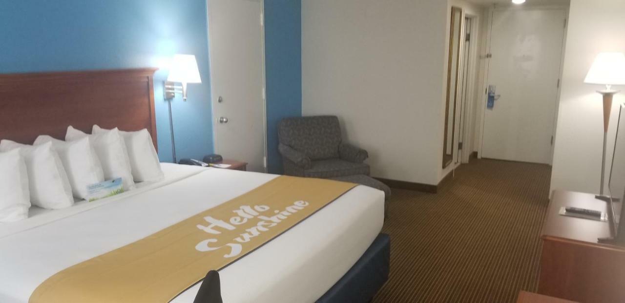Deluxe King Room - Mobility Access/Non-Smoking