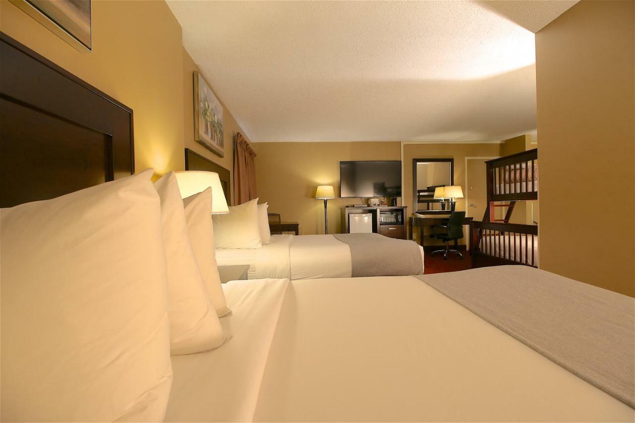 Queen Suite with Two Queen Beds and Bunk Beds - Non-Smoking