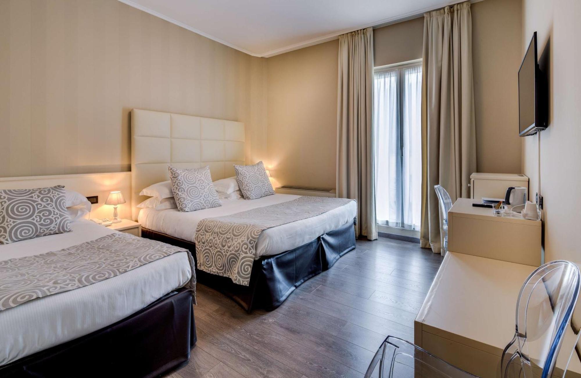 Standard Queen Room with Single Bed