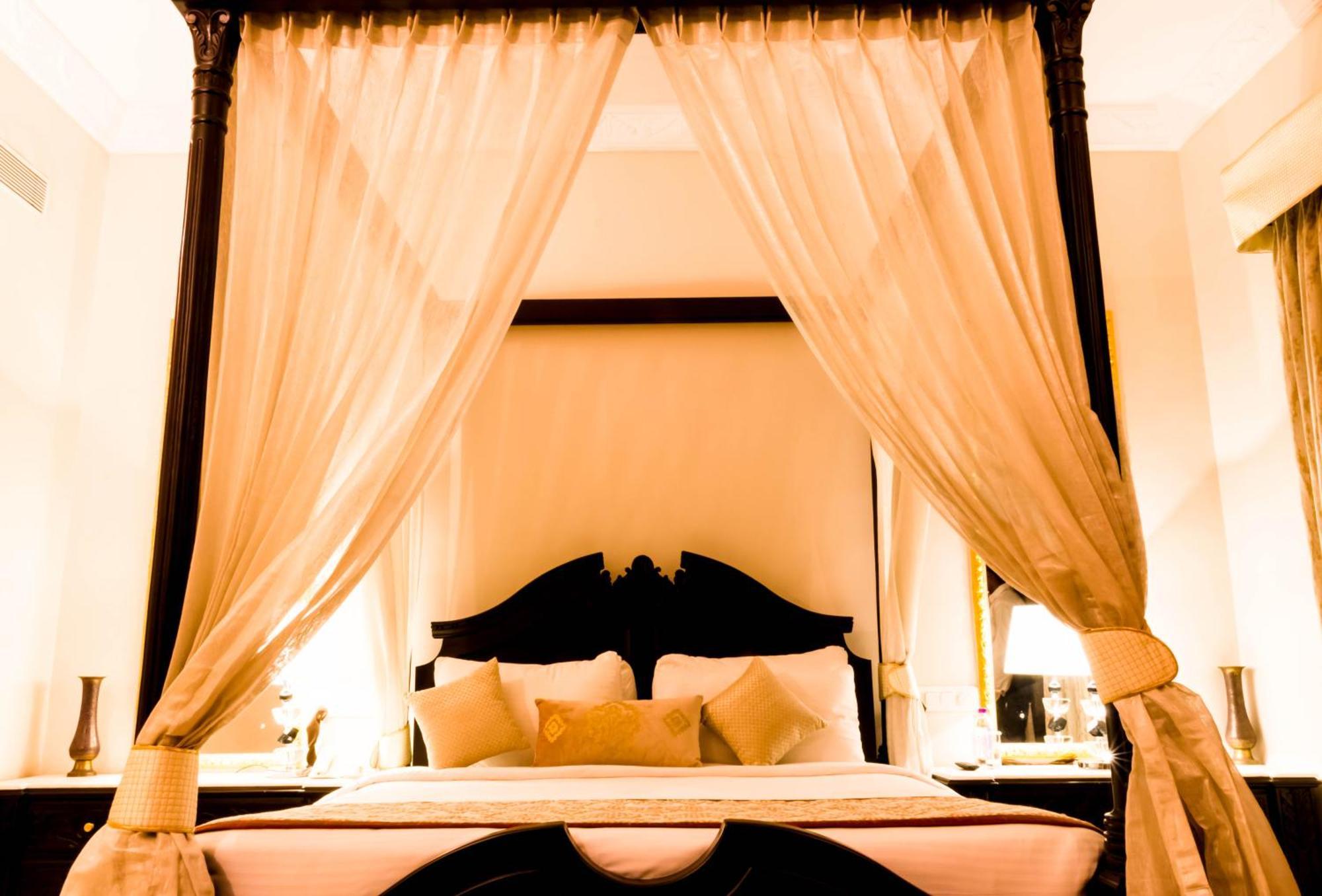 SeleQtions King Suite with Aravalli and Courtyard View