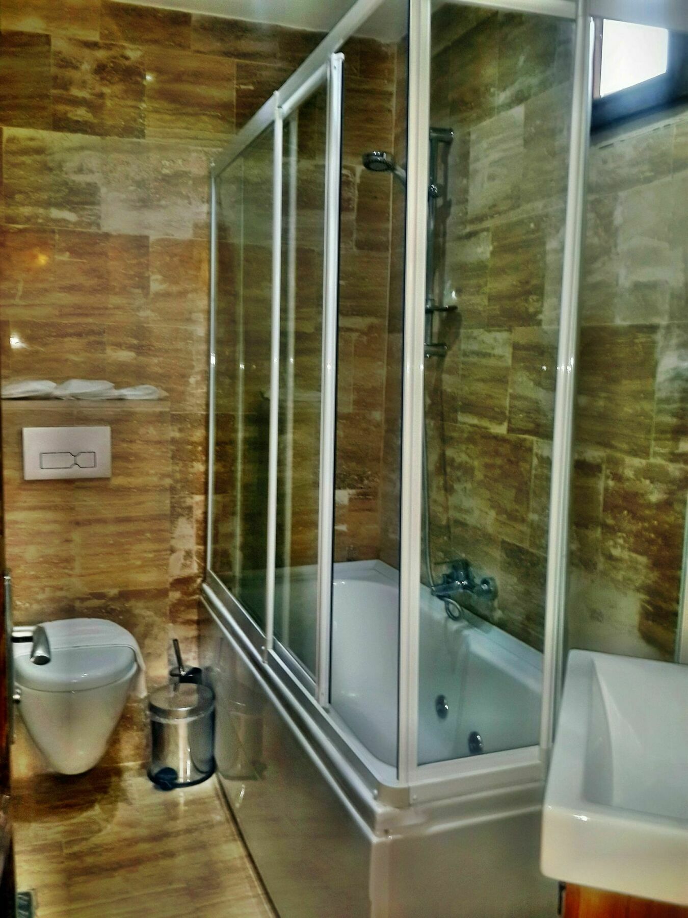 Deluxe Triple Room with Bath,1079202586:JPEG