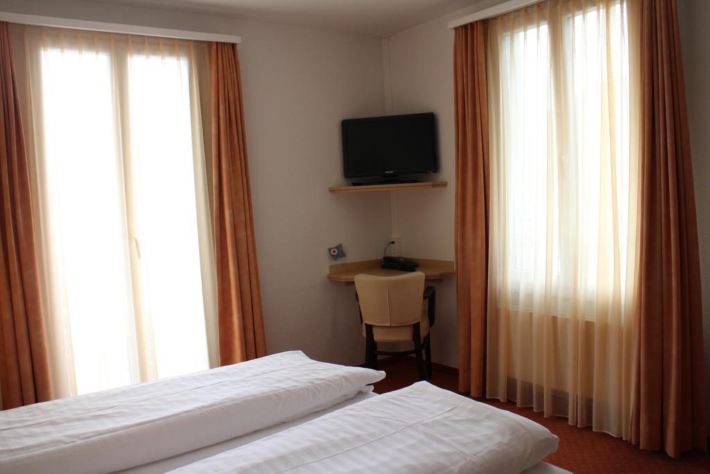 Zimmer Medium mit Balkon
