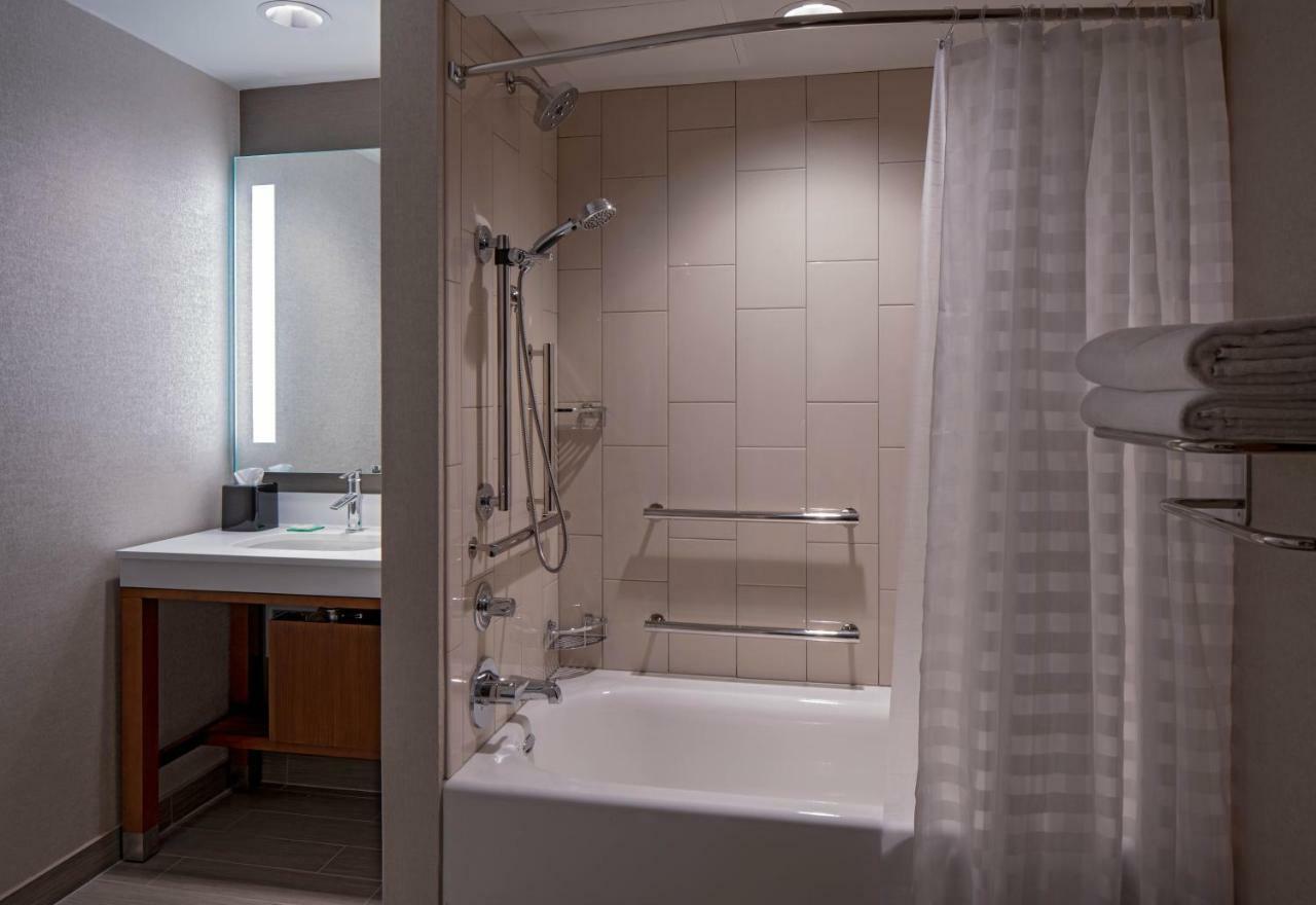 Habitación con bañera adaptada para personas con discapacidad - 2 camas grandes
