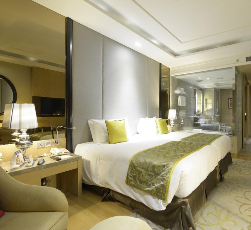Superior Double or Twin Room with Bathtub - Non Smoking: Happy hours 1+1 on alcoholic beverages from 4 PM to 7 PM, Complimentary INR 500 Hotel Credit on min usage of INR 2000 at market place restaurant on Food & Soft Beverages, 50% off on Mini Bar