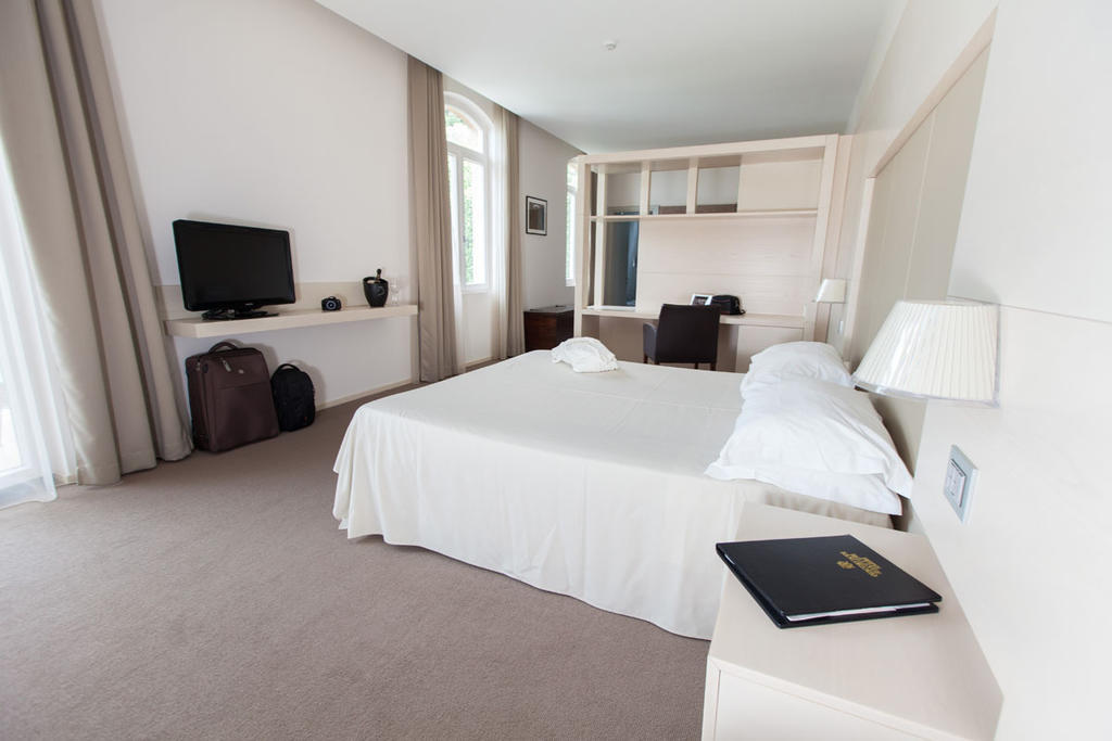 Junior Suite with Balcony/Terrace and Lake View