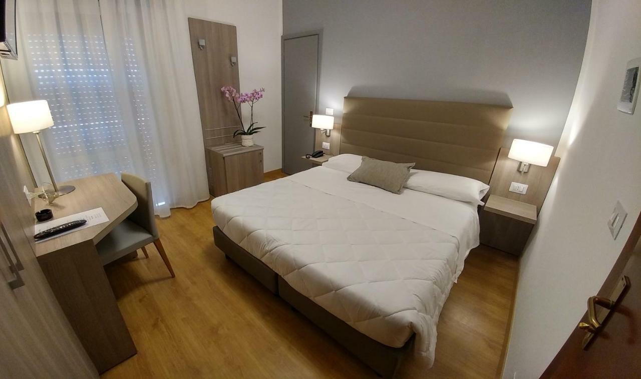 Double or Twin Room with Partial Sea View