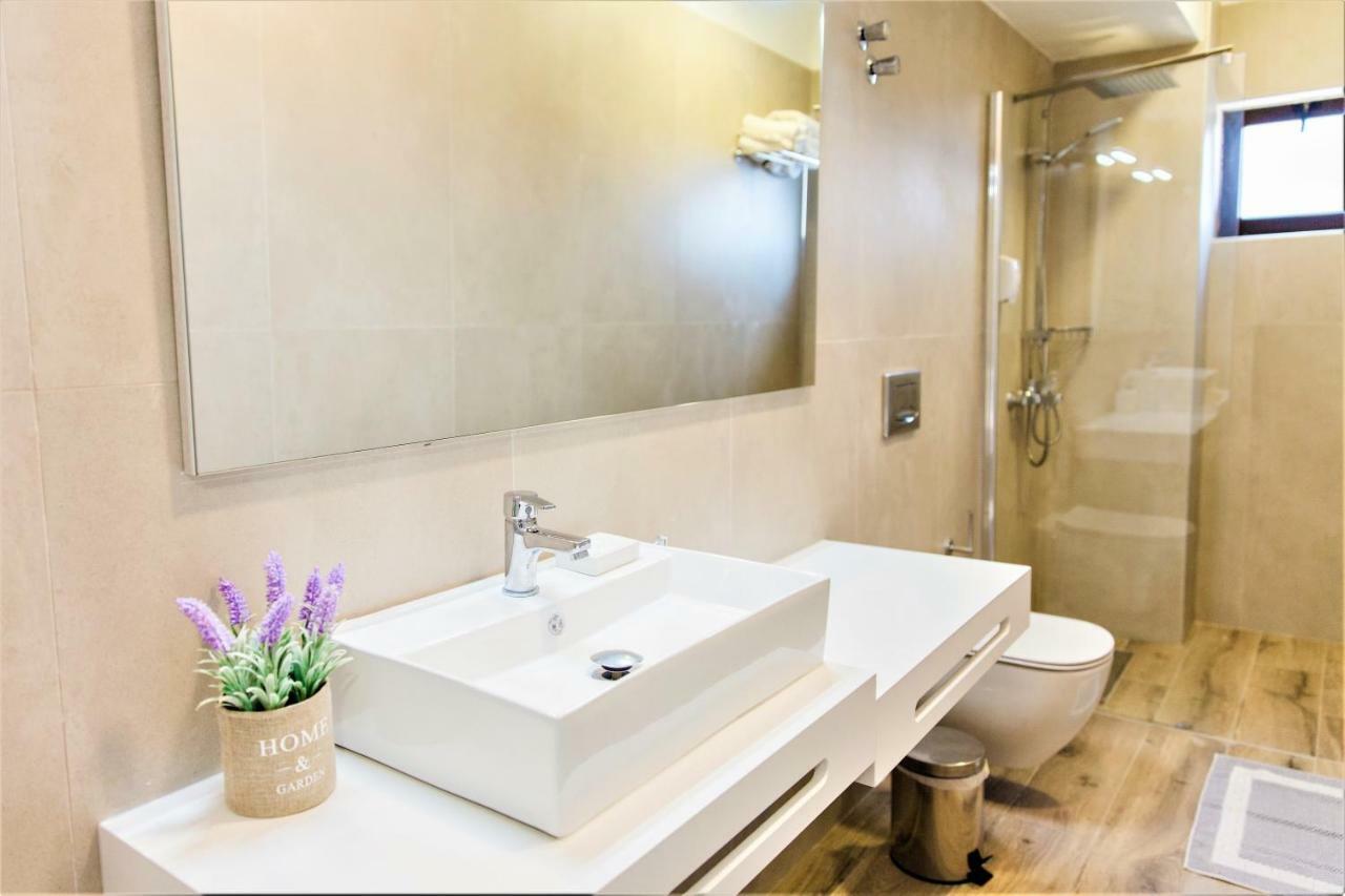 One-Bedroom Apartment,799276437:JPEG