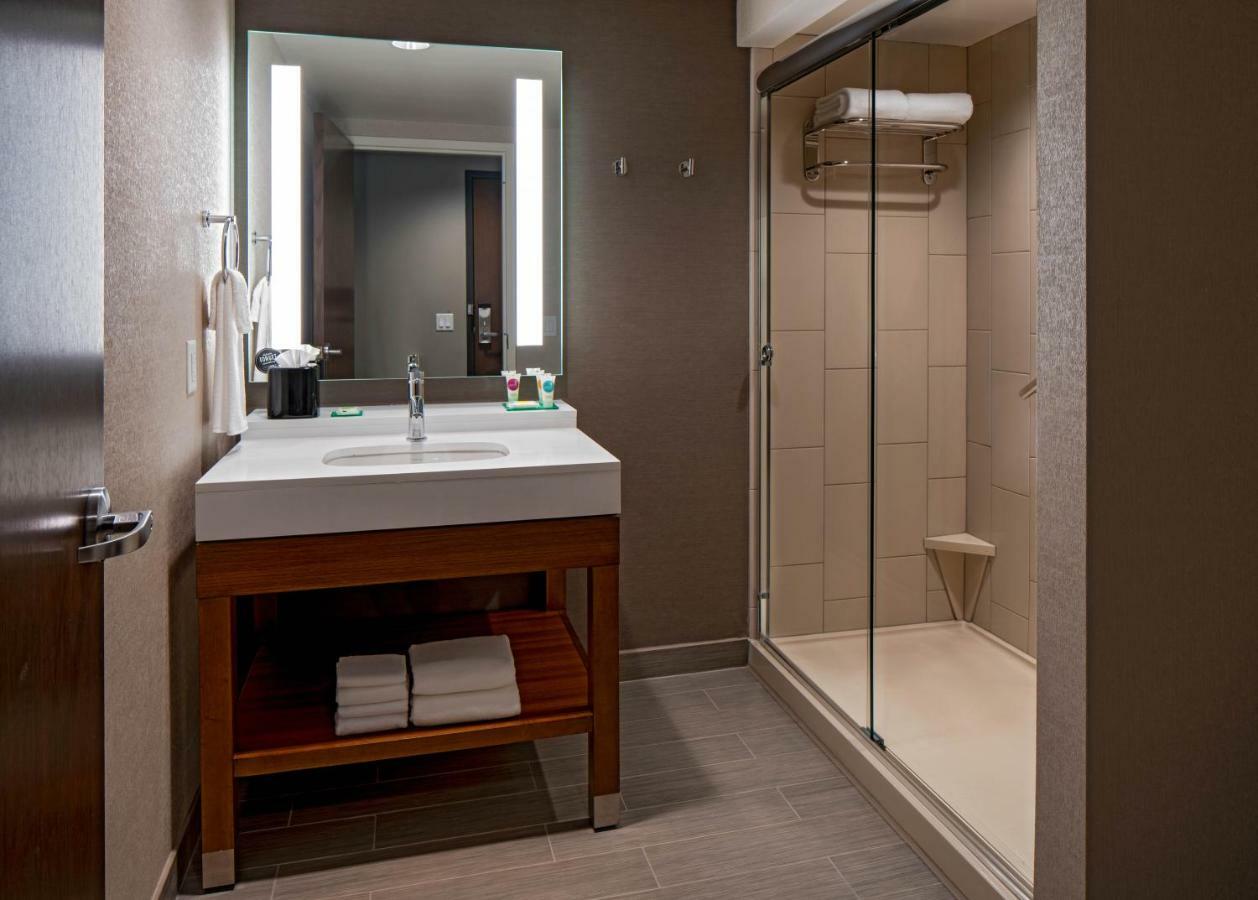 Habitación con cama extragrande y sofá cama