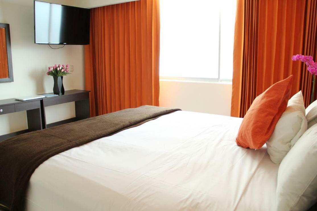 Habitación con cama extragrande.