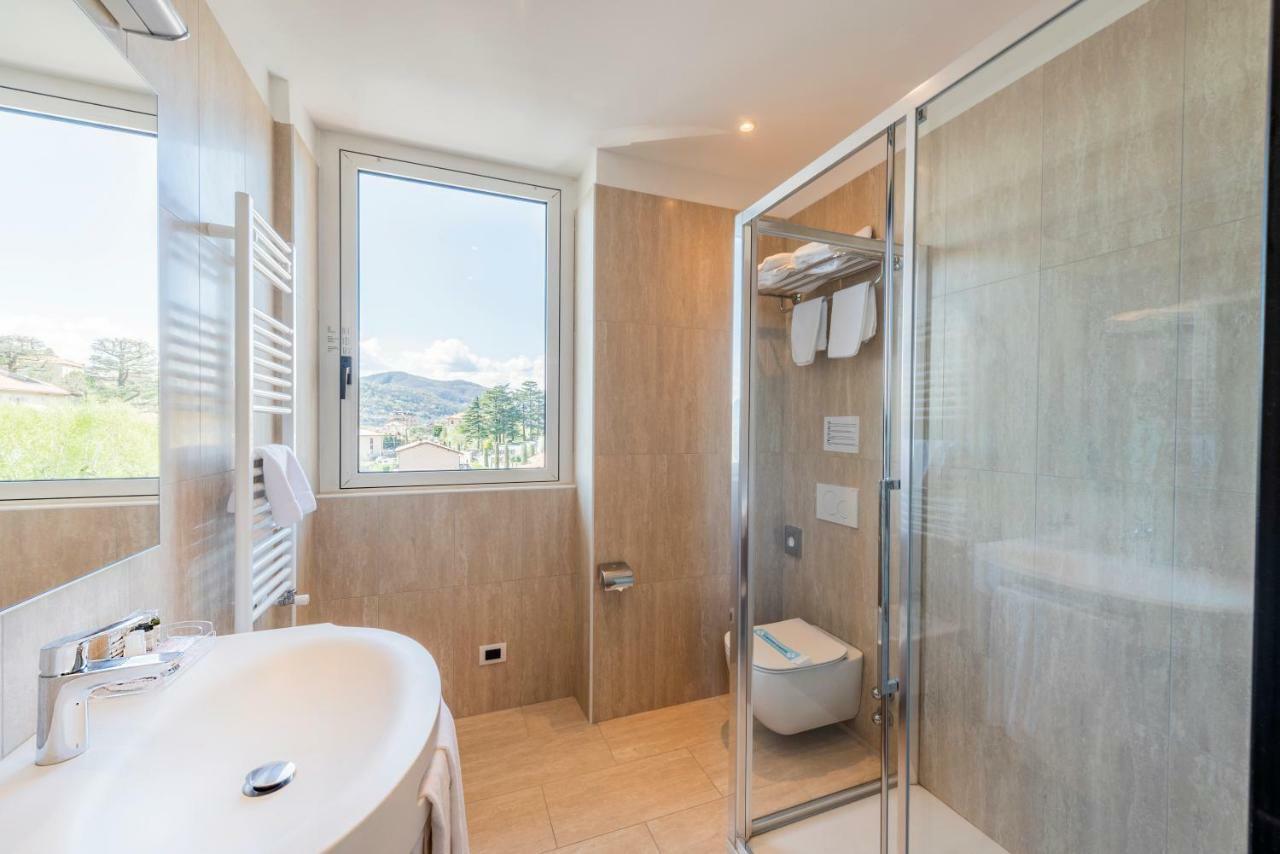 Double Room with Balcony and Lake View