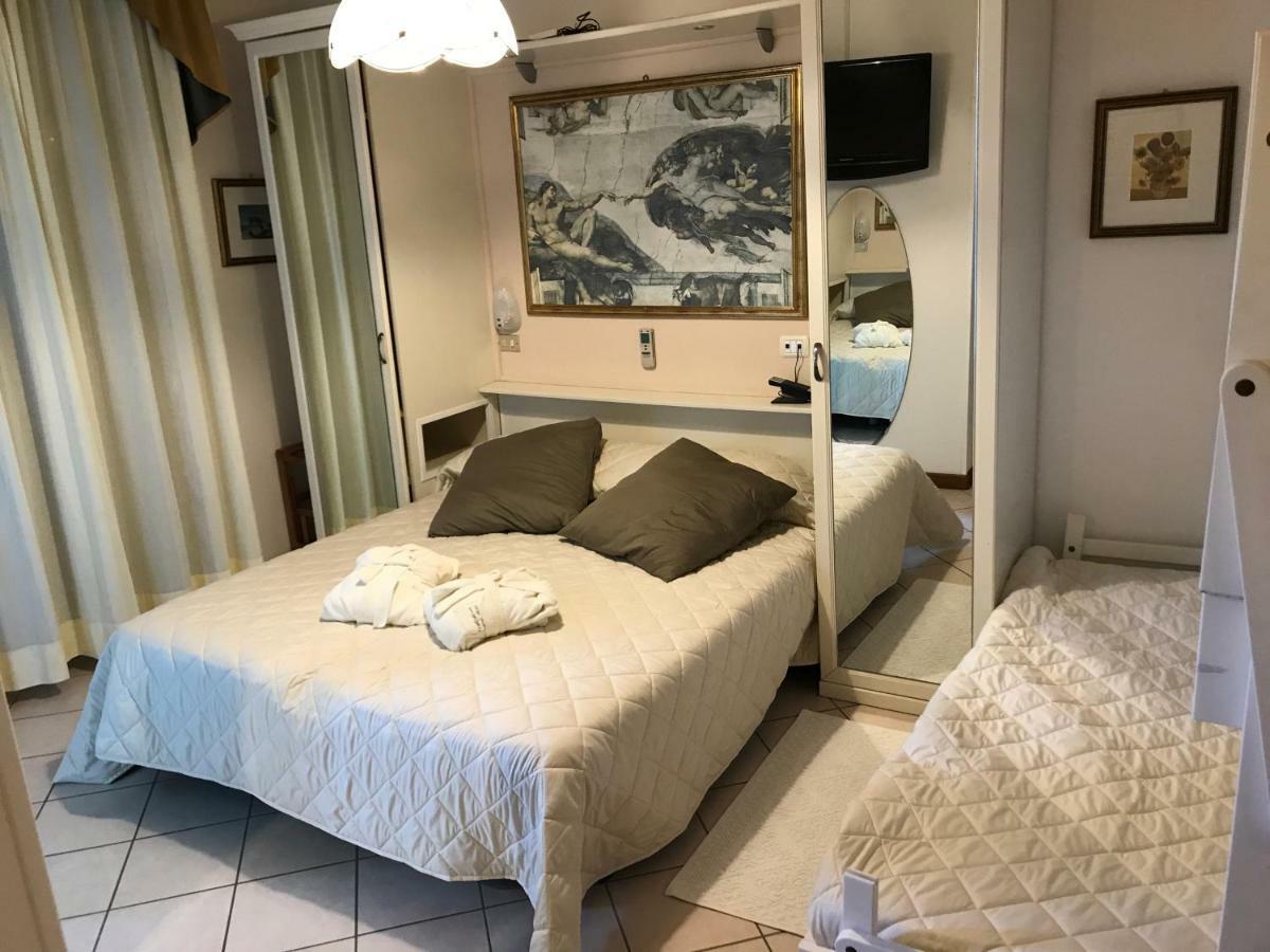 Dreibettzimmer mit Meerblick