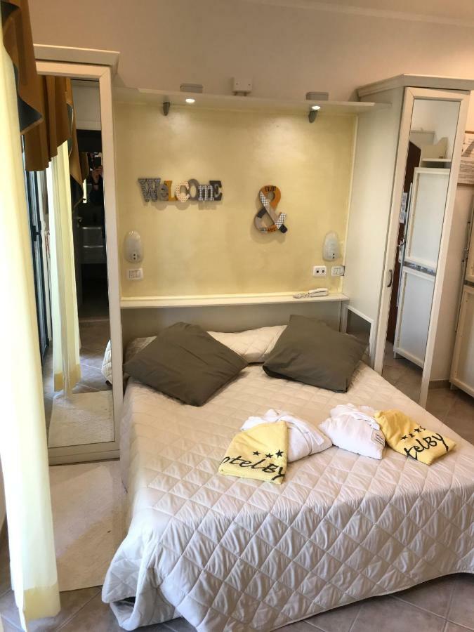 Doppelzimmer mit Balkon und Meerblick