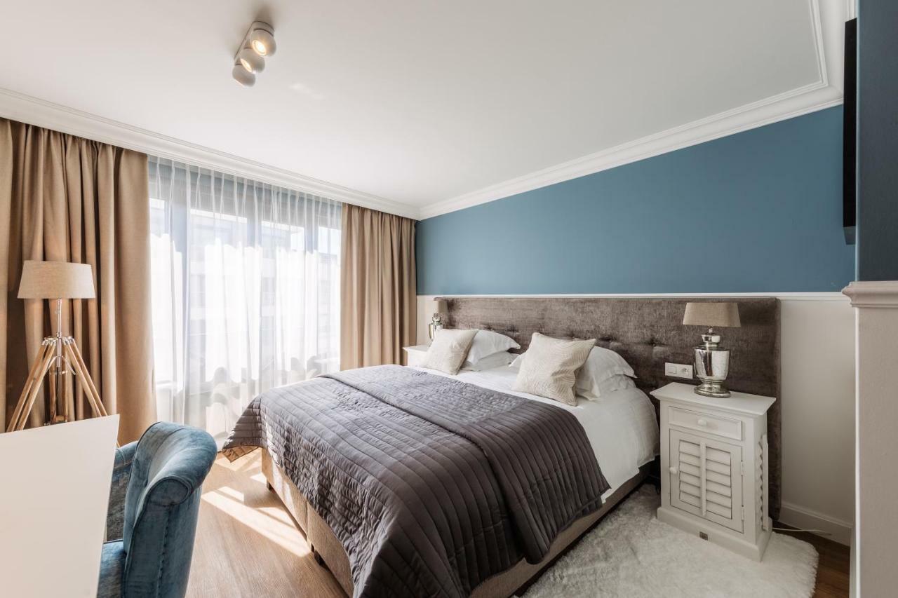 Hamptons terrace room streetview
