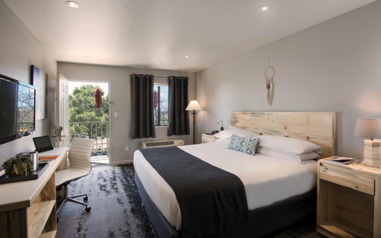 Habitación con cama extragrande.