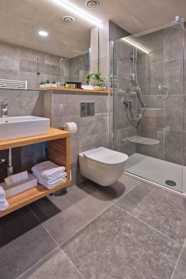 Deluxe Double Room with Balcony and Side Sea View