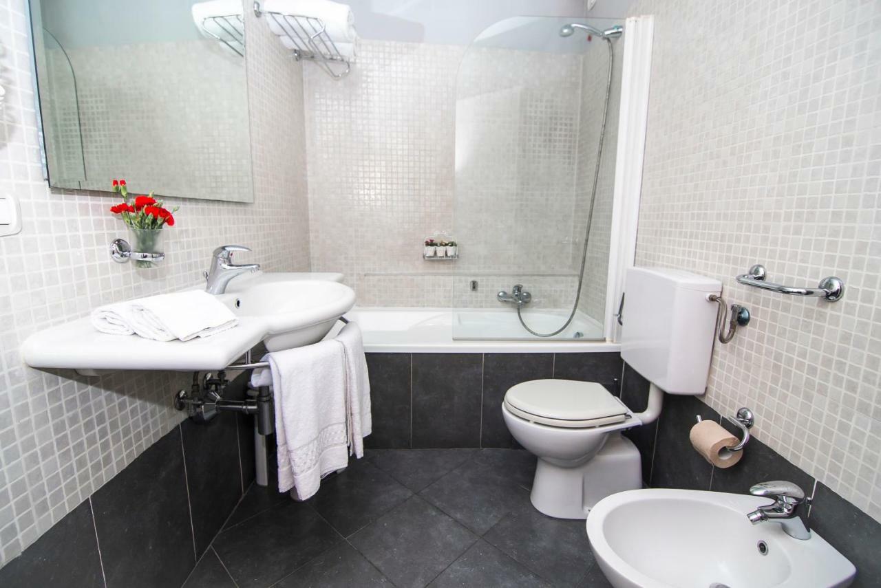 Double Room with Street View