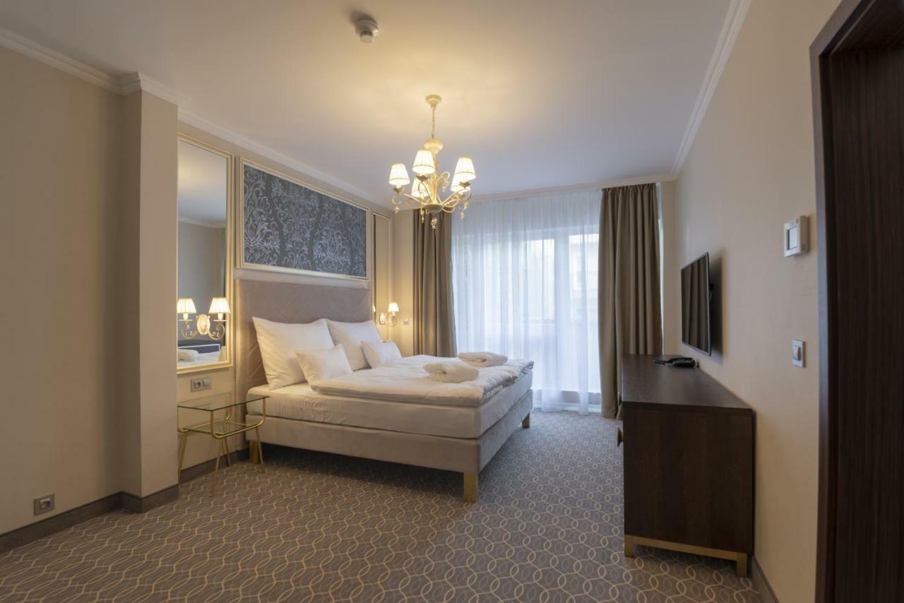 Family Room with Spa access