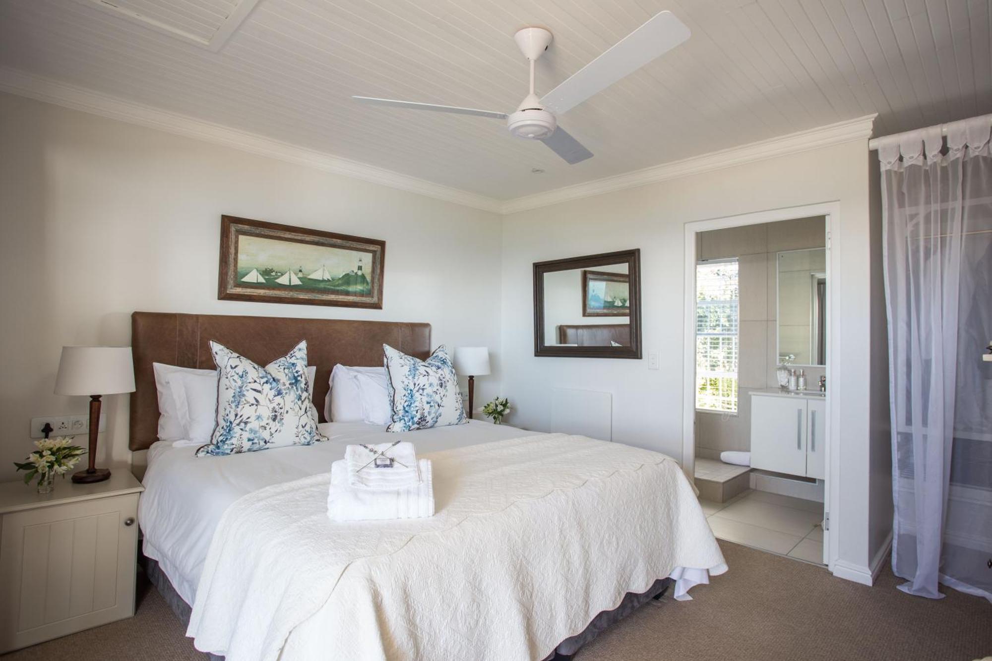 Standard King Room with Sea View - Colonial Room