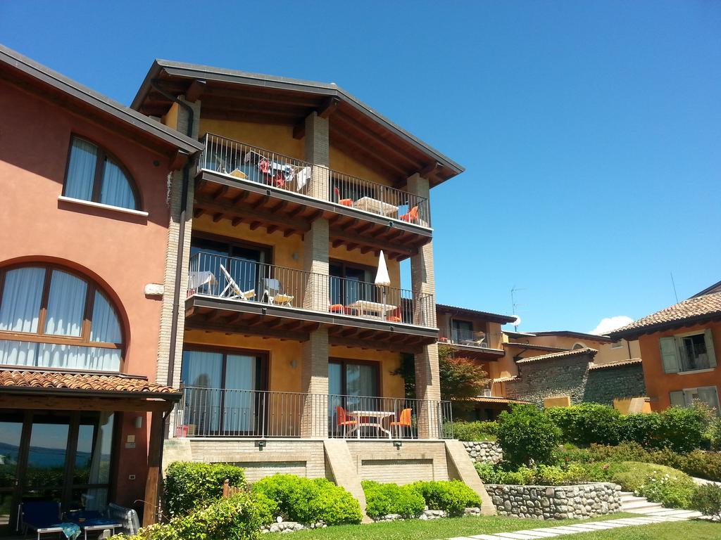 Elegance Two-Bedroom Apartment with Balcony and Lake View