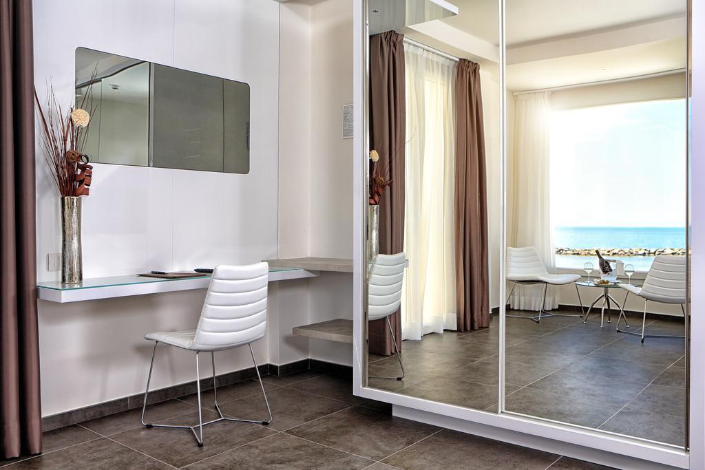 Deluxe Double or Twin Room Sea View,324210193:JPEG
