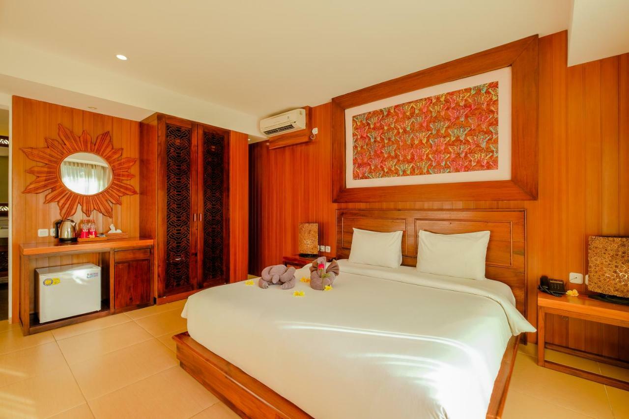 Kamer met Queensize Bed en Uitzicht op het Zwembad
