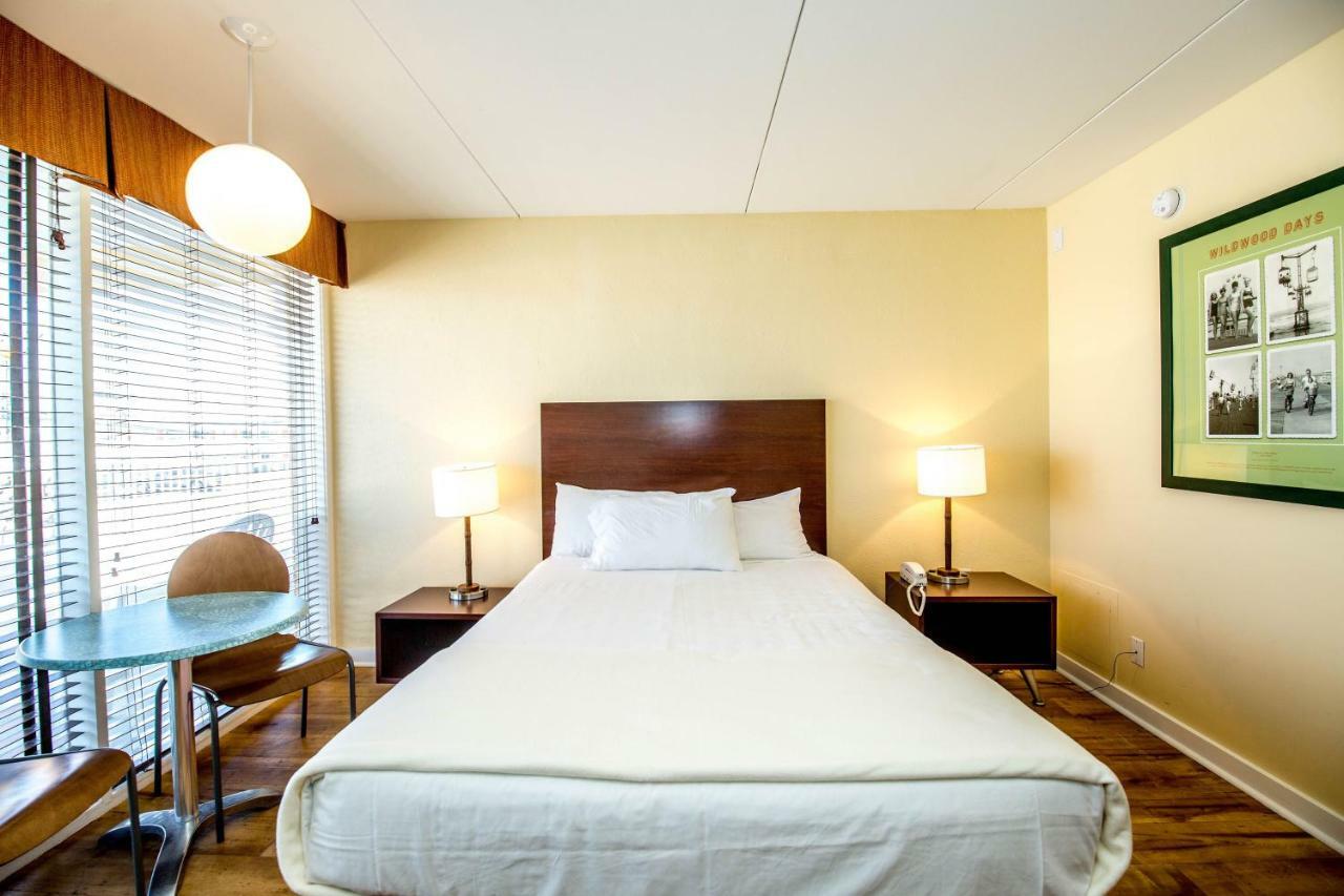 Petite Standard King Room Pool View,75787814:JPEG