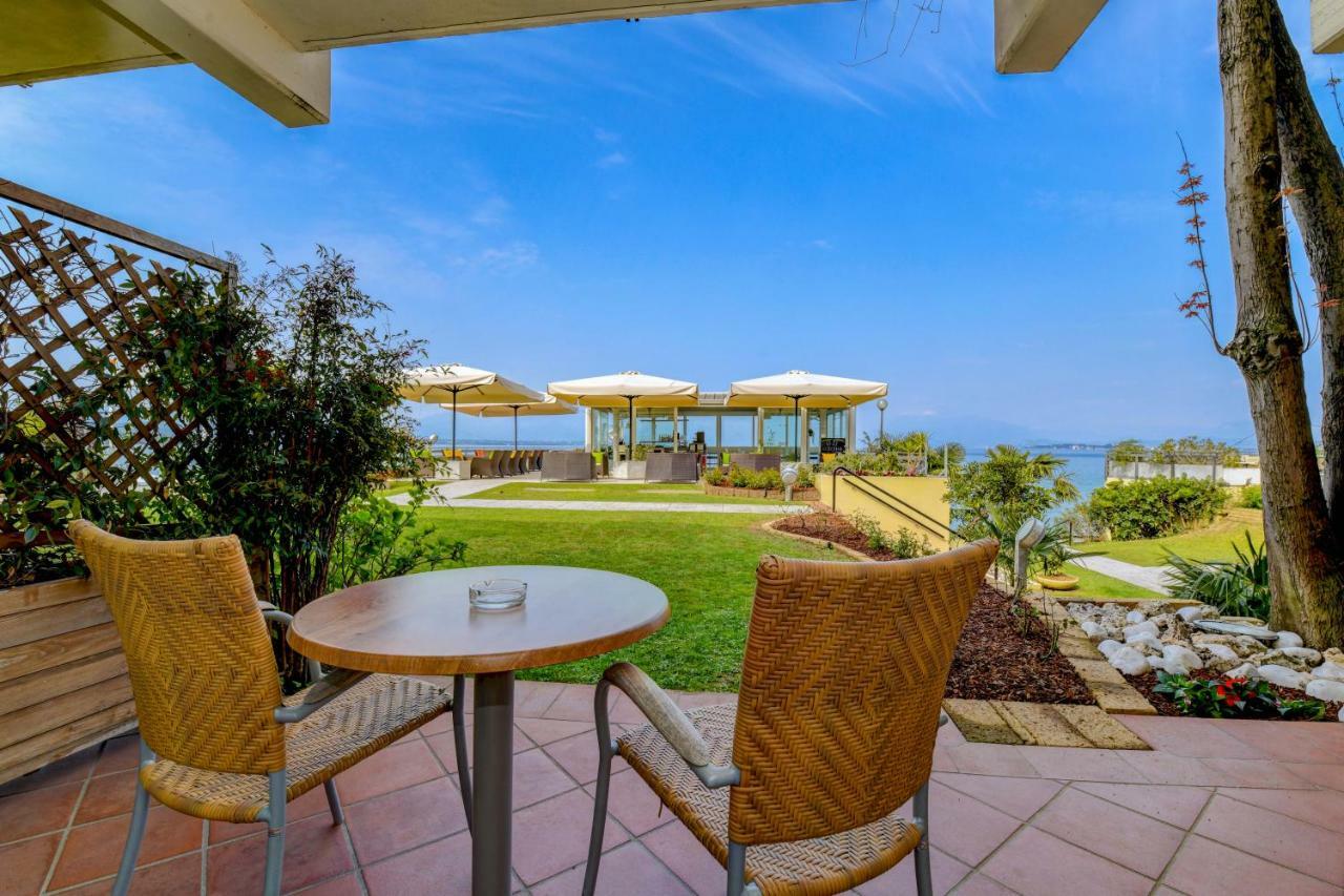 Quadruple Family Room with Lake View