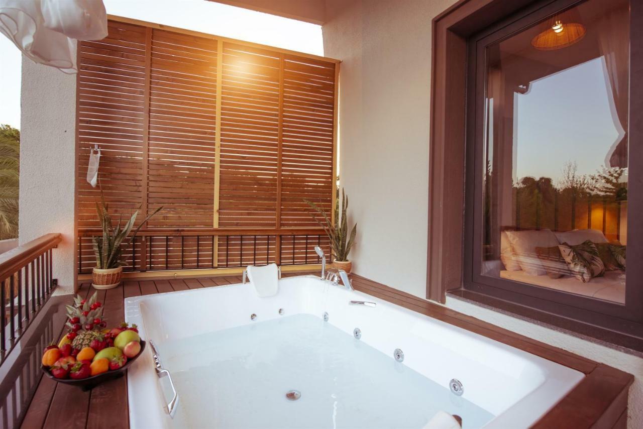 Deluxe Zimmer mit Whirlpool-Badewanne - Poolblick