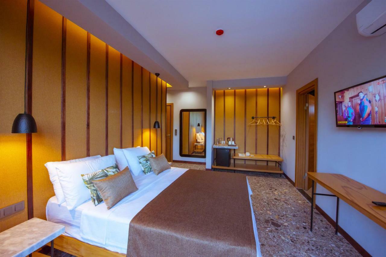 Flitterwochen-Zimmer mit Whirlpool-Badewanne und direktem Poolzugang