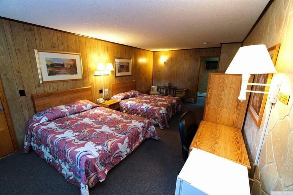 Deluxe Queen Room with Two Queen Beds