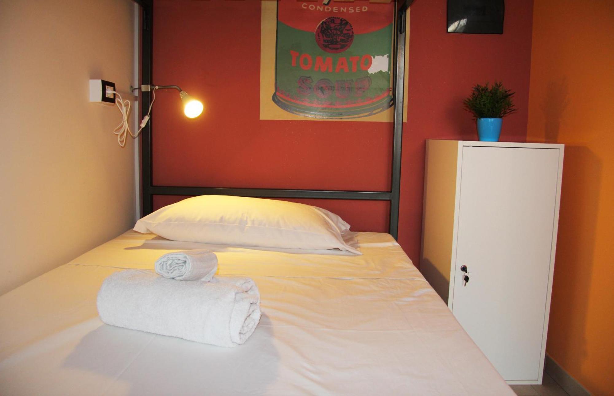 Lit Simple dans Dortoir pour Hommes