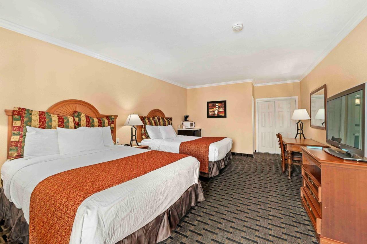QQ 2 Queen beds