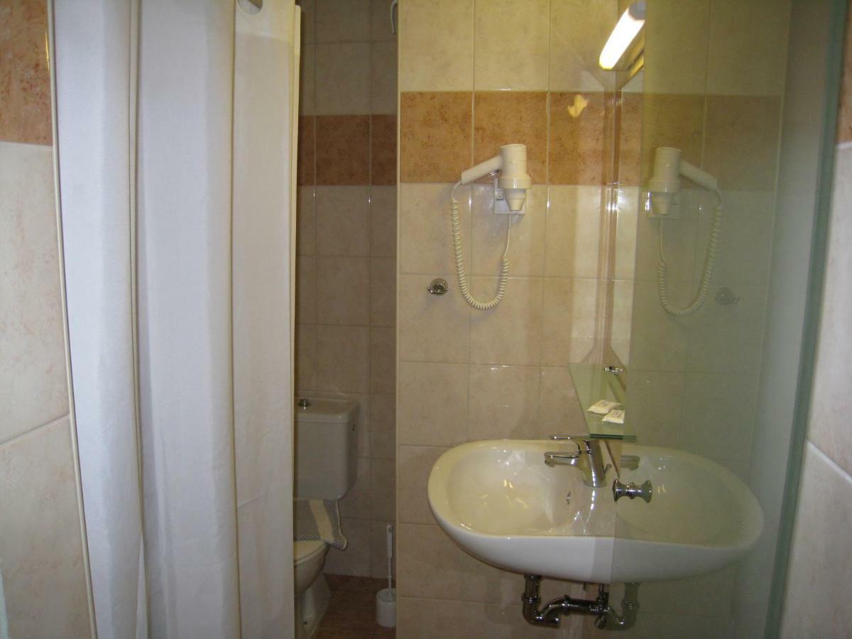 Budget Twin Room,1208015095:JPEG