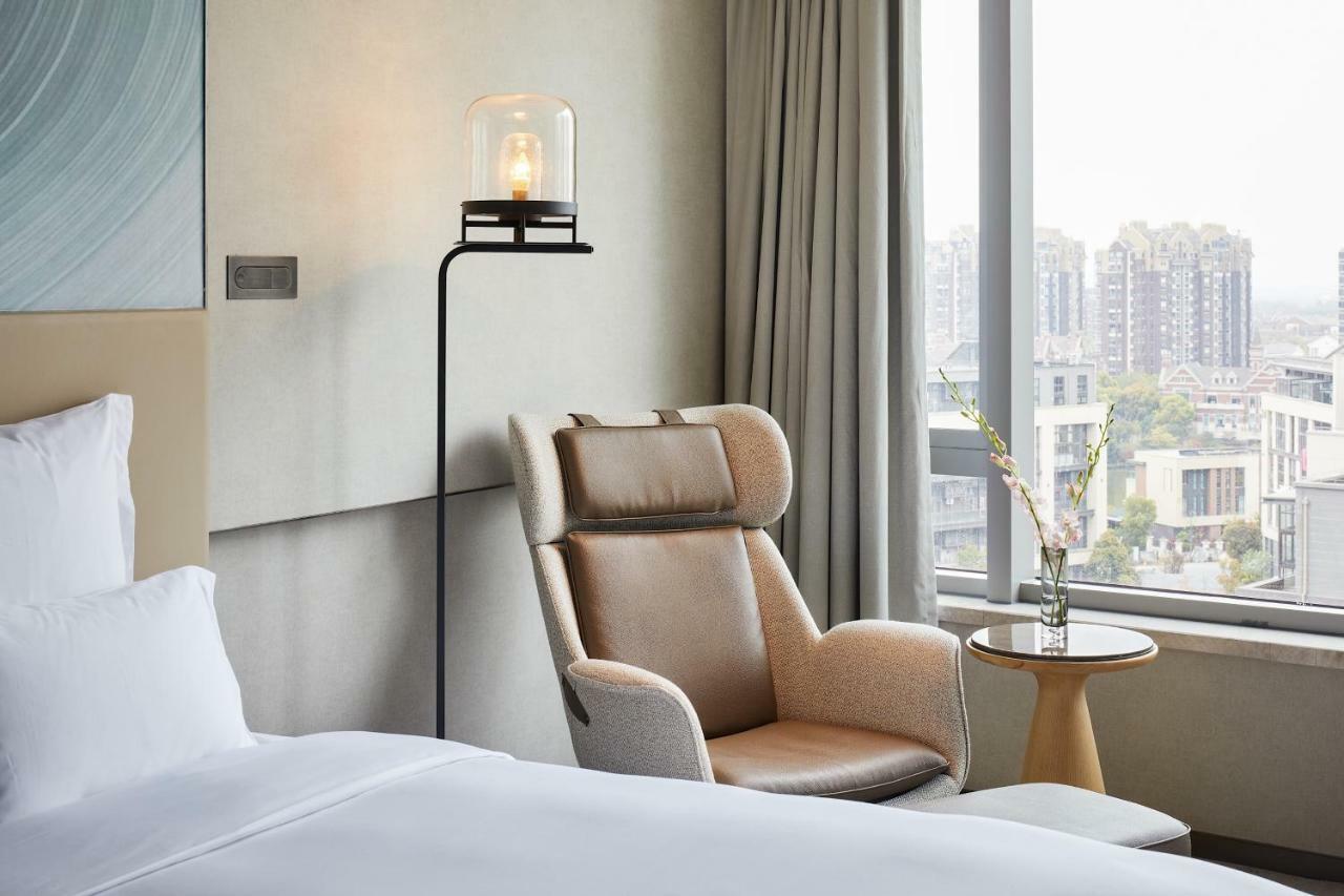 Superior King Room with City View