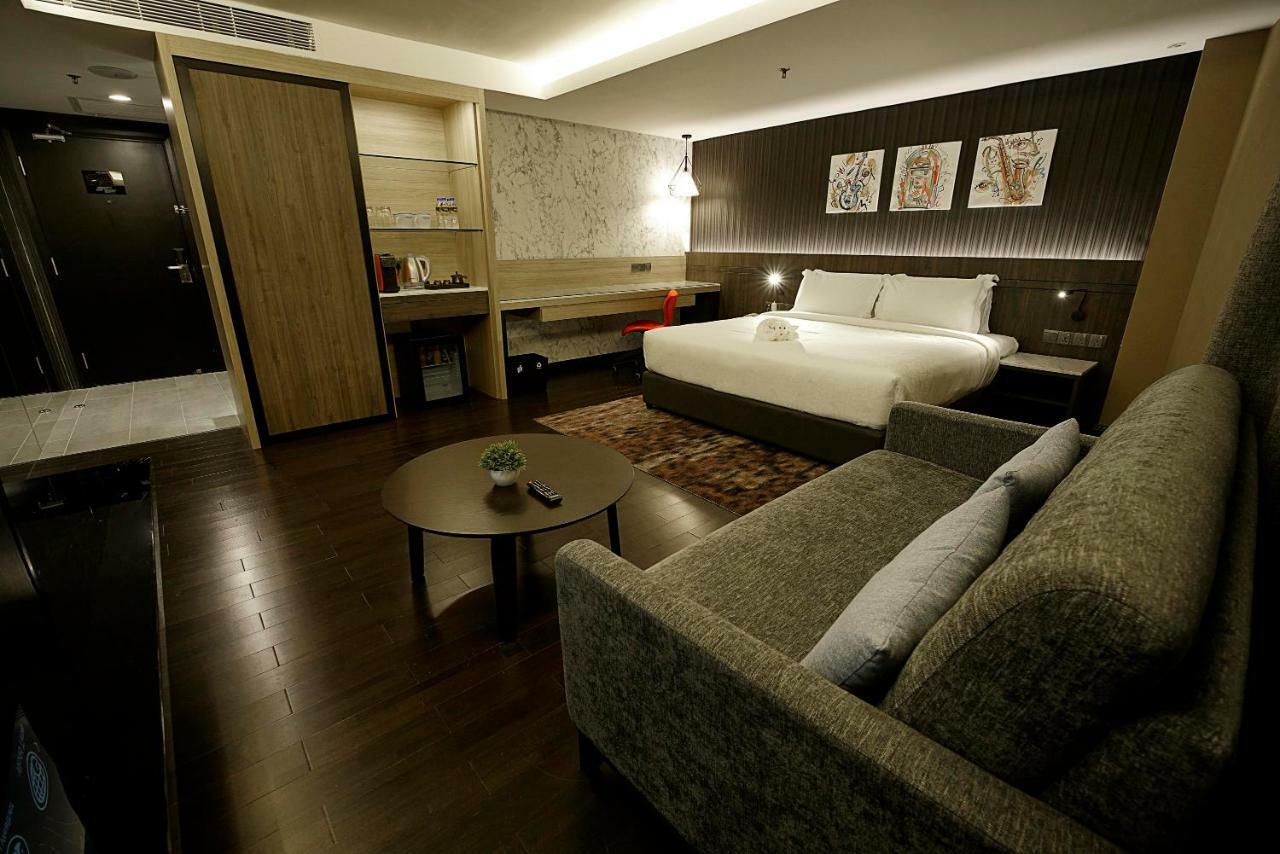 Executive Suite with Bathtub