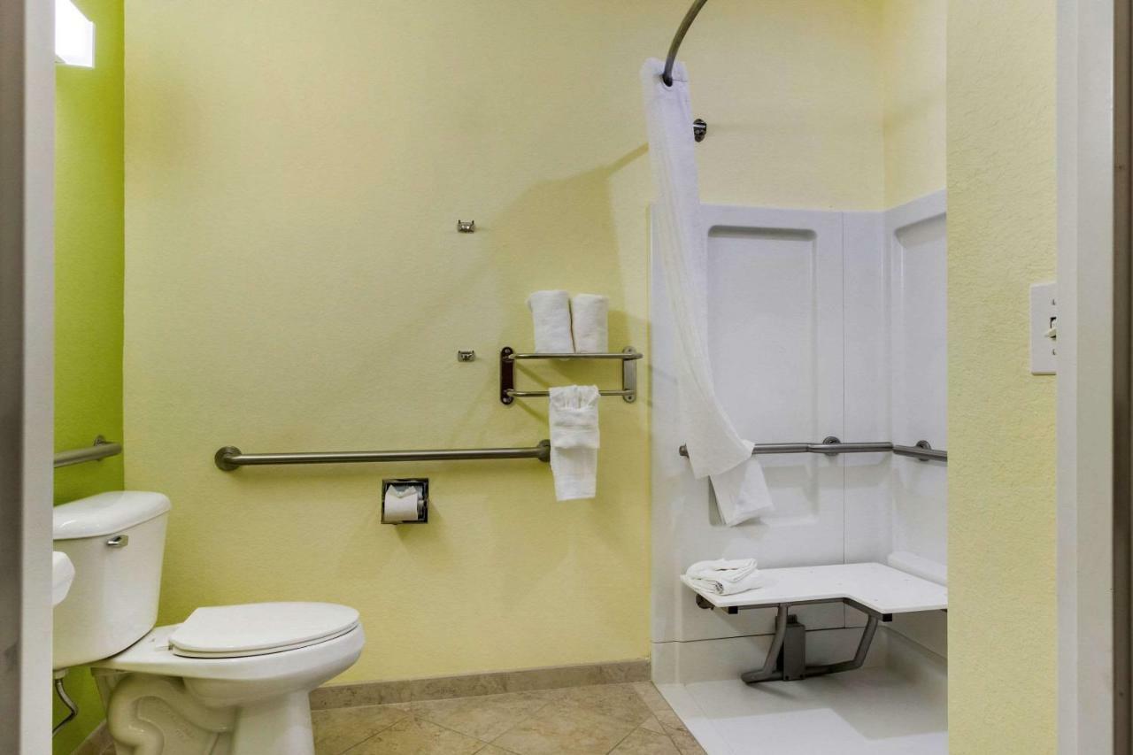 Queen Room - Accessible/Non-Smoking
