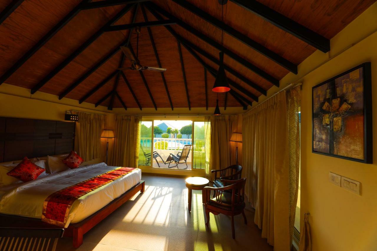 Deluxe King Room (Free Breakfast + Complimentary Welcome Drink on arrival + 10% off on session of Spa + Complimentary Hi-Tea)
