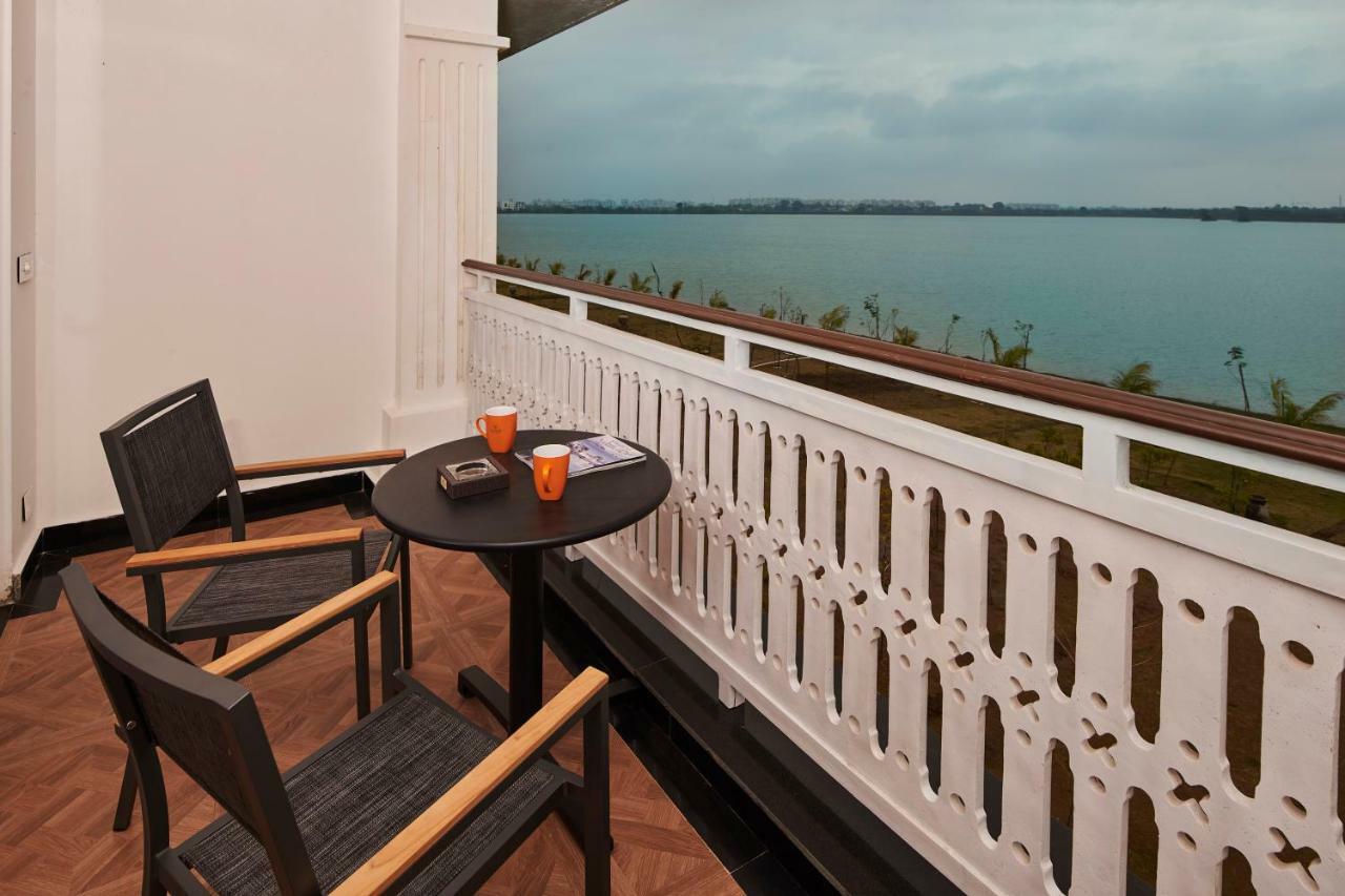 Deluxe Suite - 10% Discount on Foods & Soft Beverages* | 15% Discounts on Laundry Services* | INR 500 spa credit during your stay on selective Massage services. TnC Apply.* | Free Minibar - 2 cans of soft Beverages (Once on Arrival)