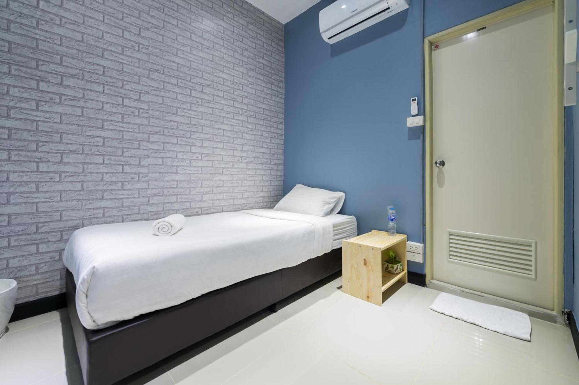 Single Room,822287750:JPEG