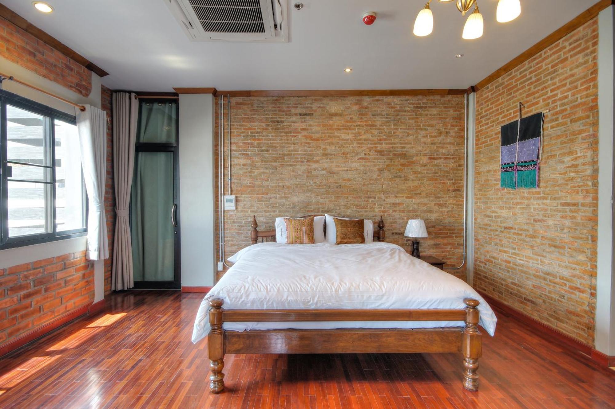 ห้องเตียงใหญ่พร้อมระเบียง