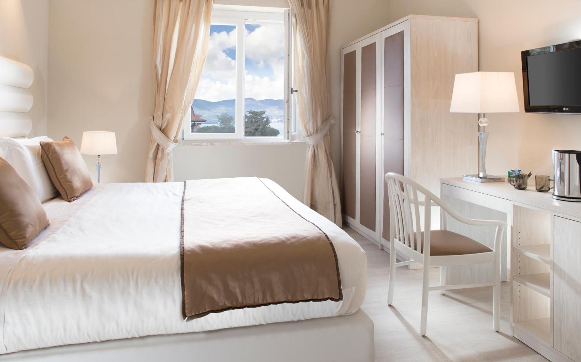 Chambre Double - Vue Latérale sur Mer