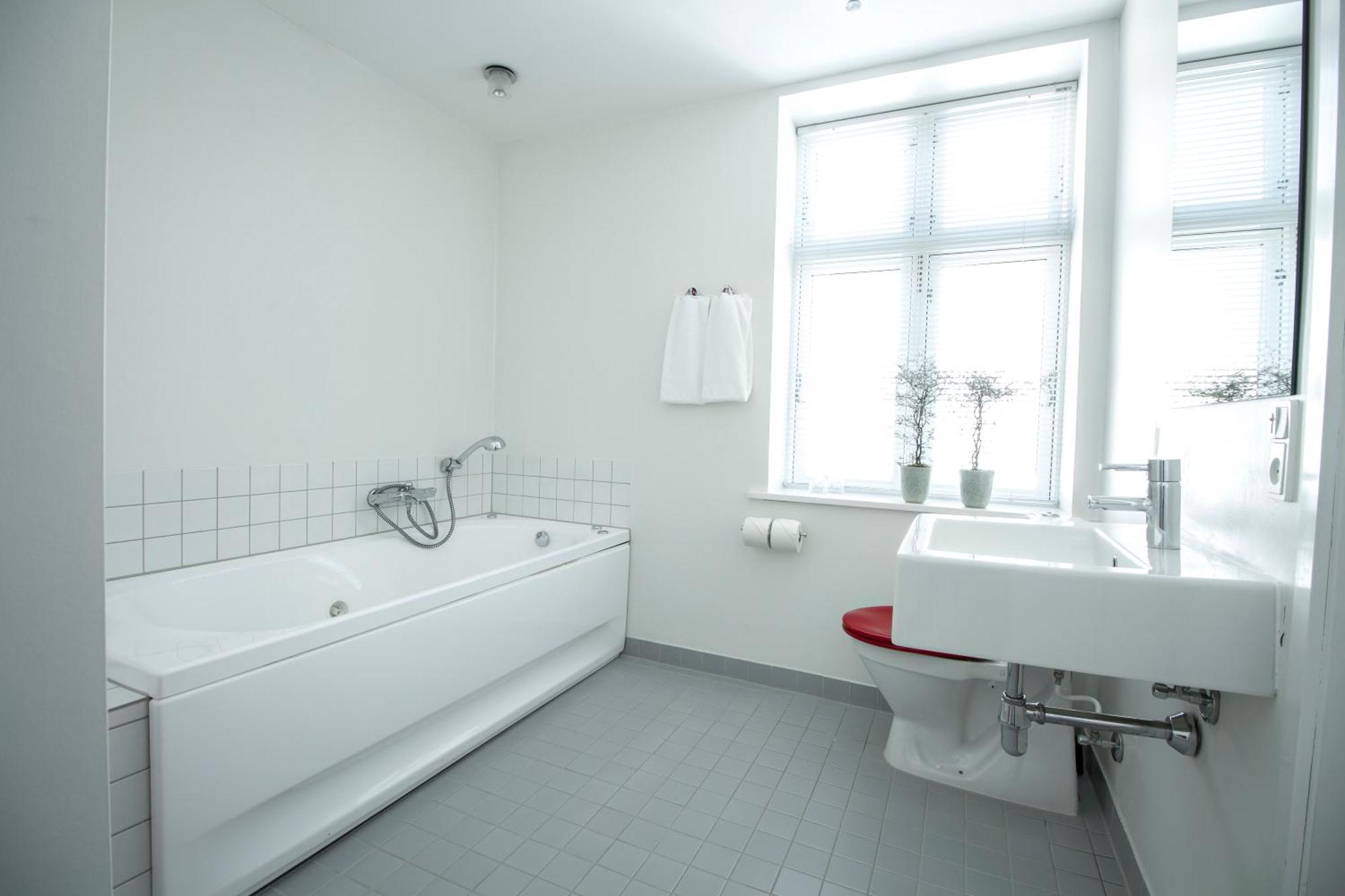 Single Room,824043101:JPEG