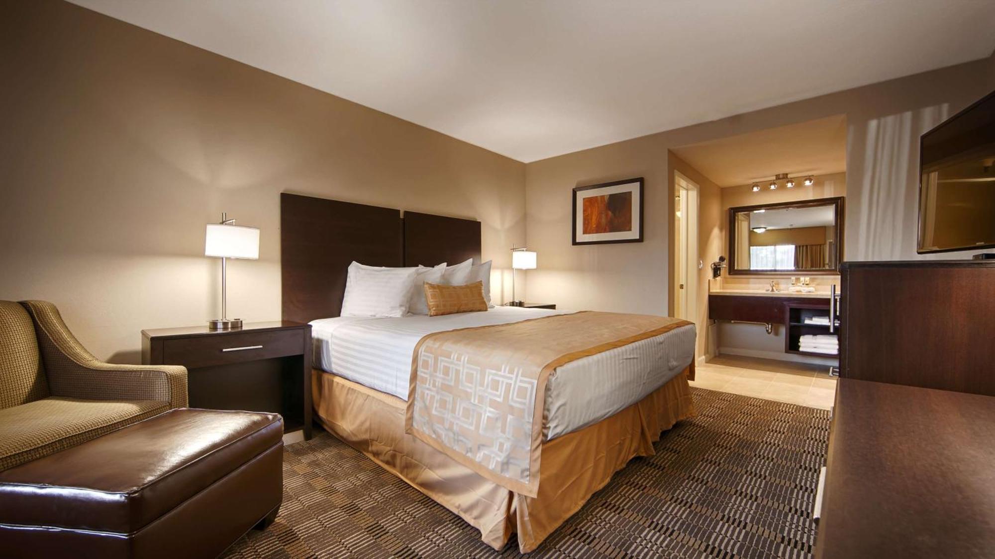 King Room with Roll in Shower - Mobility Accessible