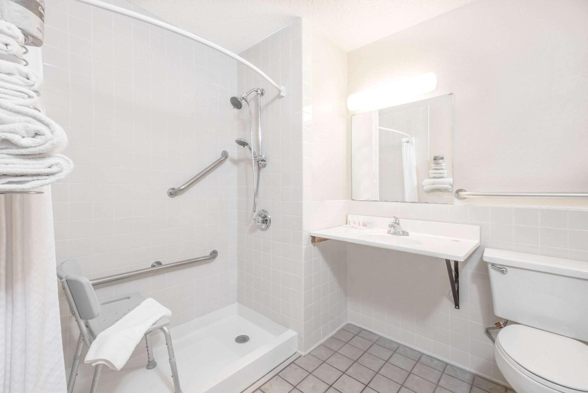 Queen Room - Disability Access/Non-Smoking