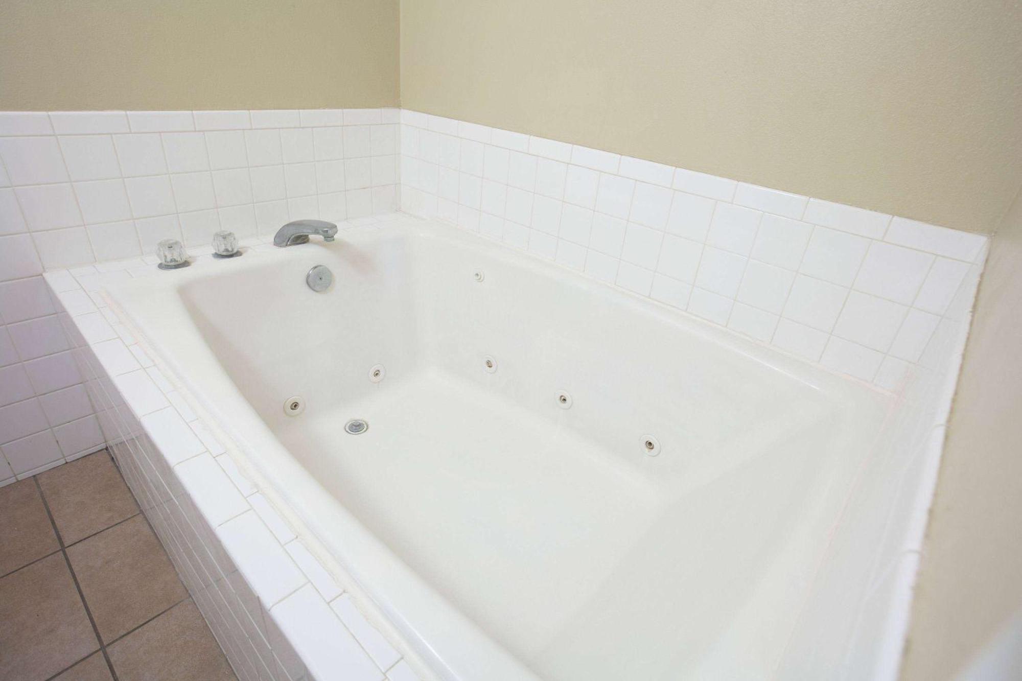 One-Bedroom Deluxe King Suite - Non-Smoking