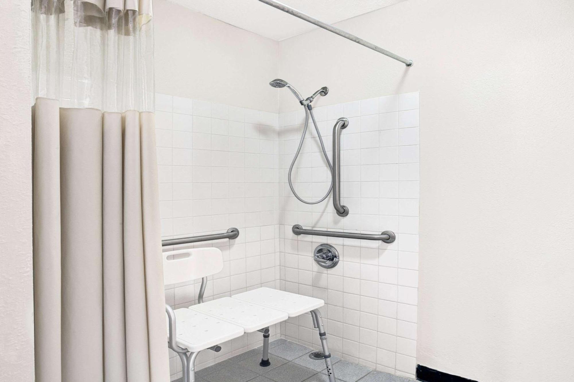 Queen Room - Mobility Access/Non-Smoking