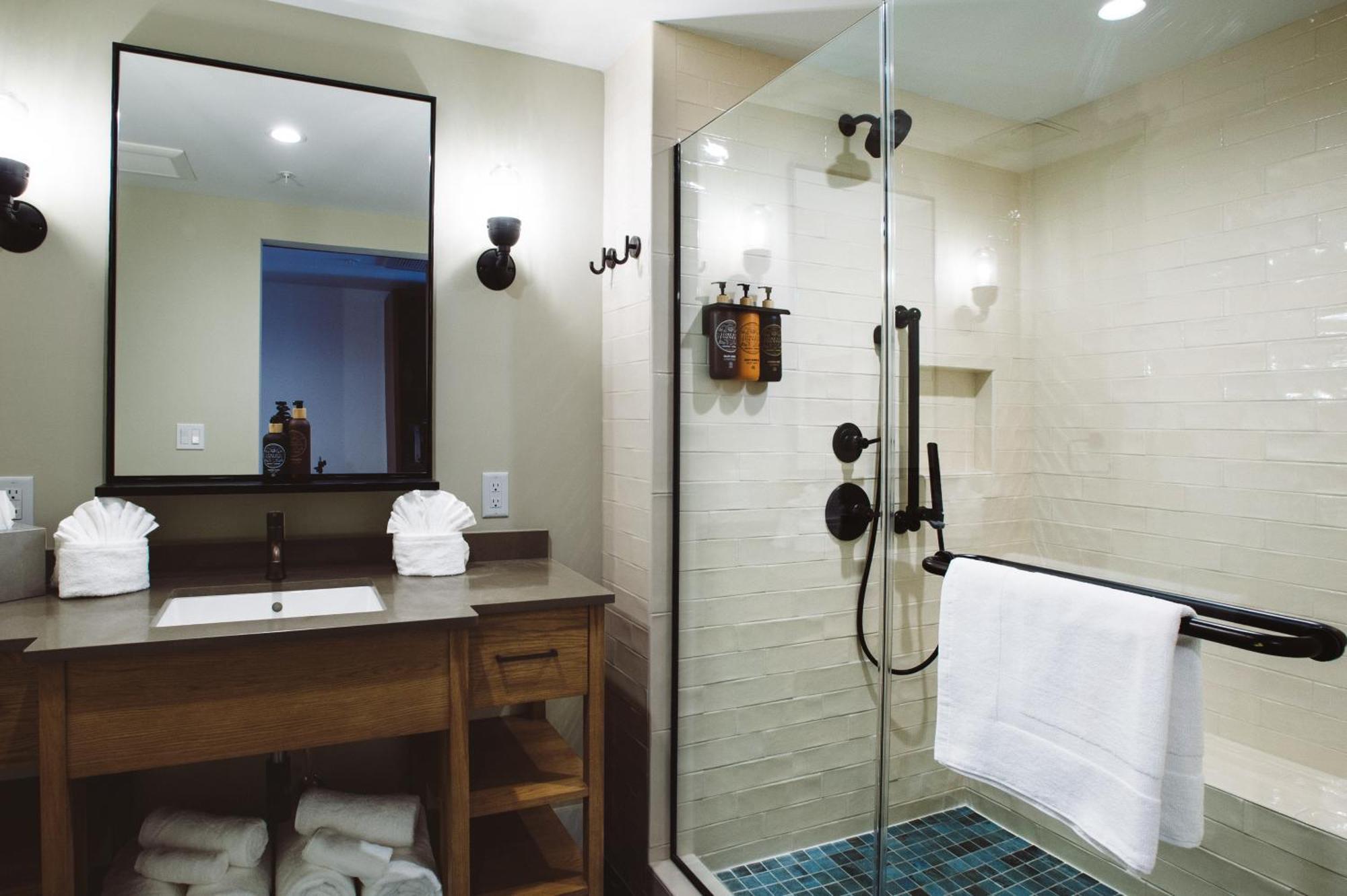 Suite Lit King-Size - Vue sur Piscine